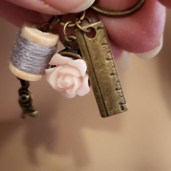 Unique seamstress themed scissor necklace - Picture 4 of 6